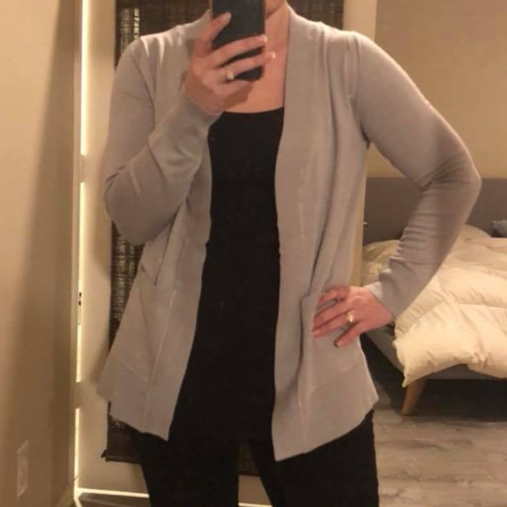 ♥️NWT Light Gray Cardigan with Pockets♥️